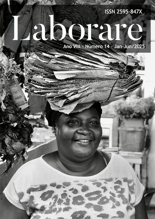 Capa revista laborare 14 2025. Mulher negra carrega pilha de papéis para reciclagem sobre a cabeça. Ela sorri.
